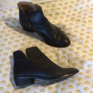 Splendor black leather ankle boot.